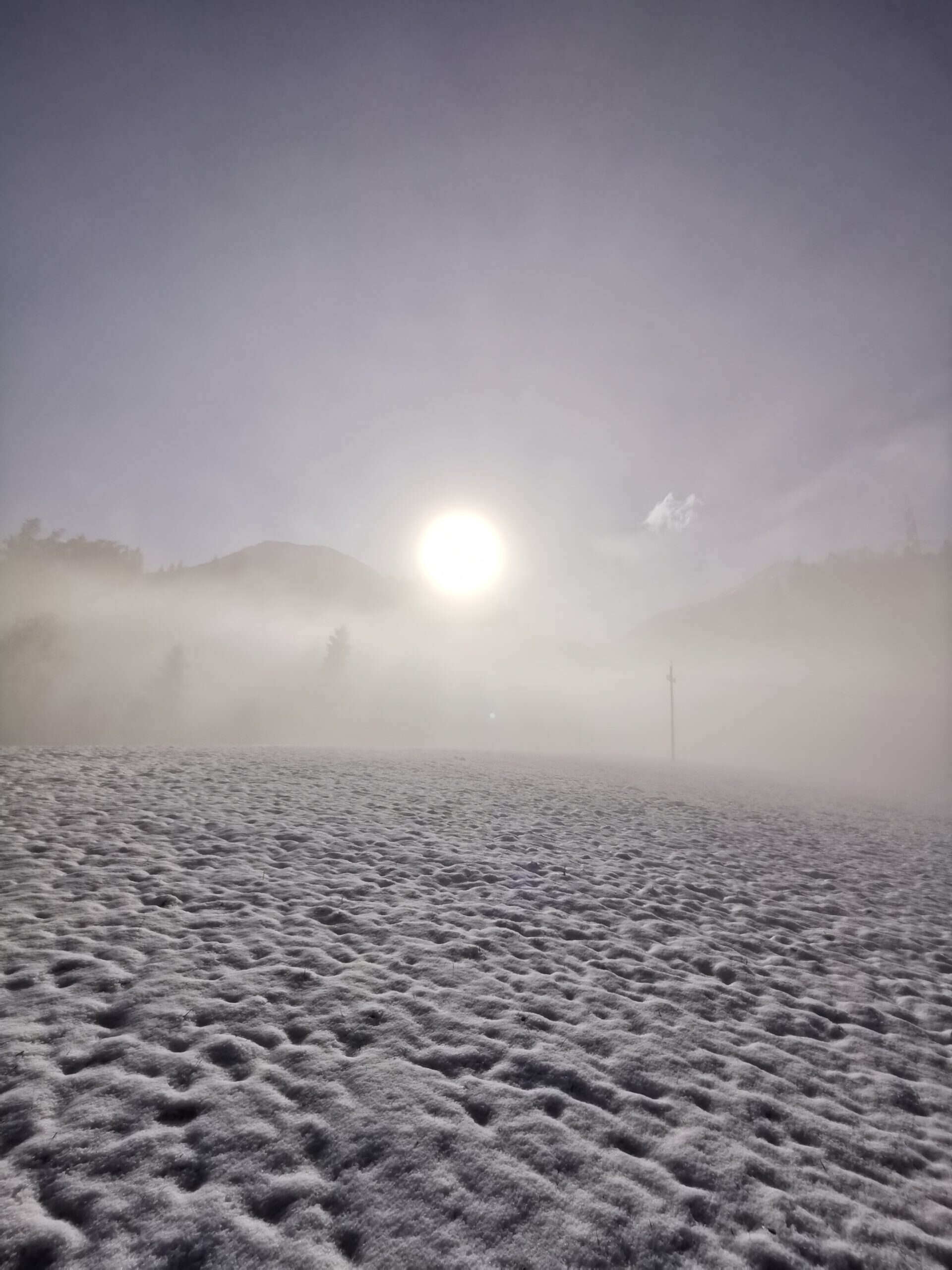 Sonne bricht durch Nebel